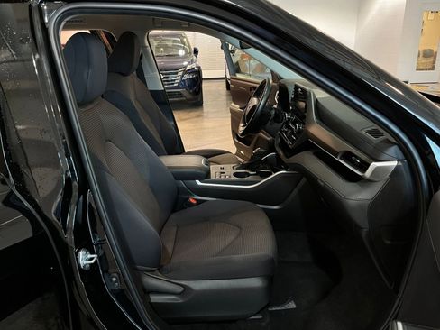 Used 2025 Toyota Highlander LE FWD image 38
