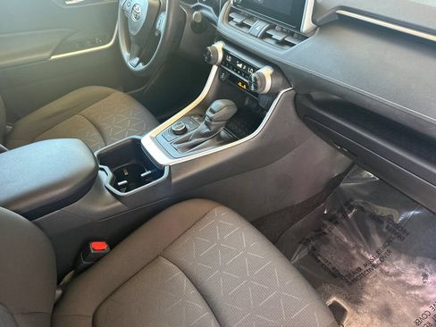 Used 2025 Toyota RAV4 XLE AWD/4WD image 19