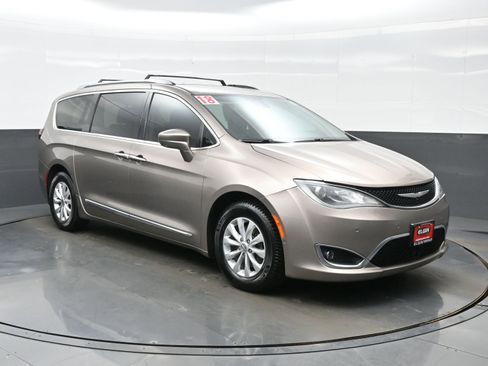 Used 2018 Chrysler Pacifica Touring-L Plus w/ Advanced Safetytec Group FWD image 8