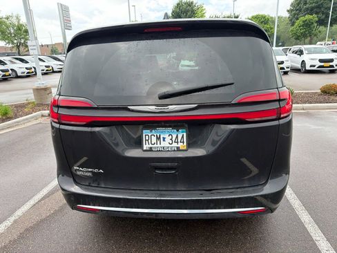 Used 2024 Chrysler Pacifica Touring-L FWD image 8