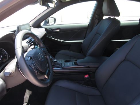 Used 2025 Lexus IS 300 F Sport RWD image 13