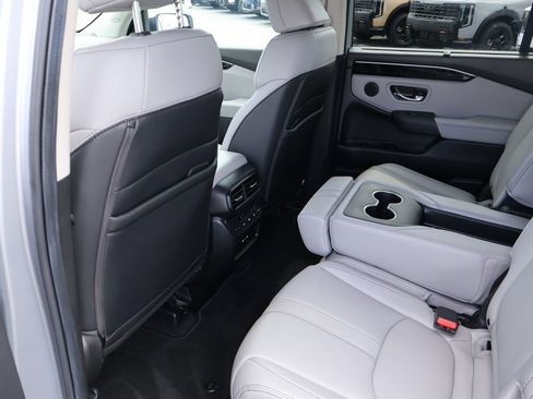 Used 2025 Honda Pilot Touring image 12