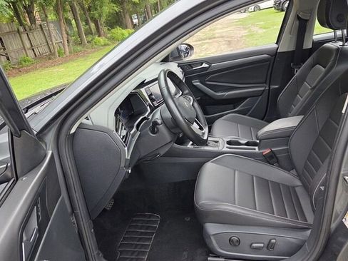 Used 2024 Volkswagen Jetta SE FWD image 6