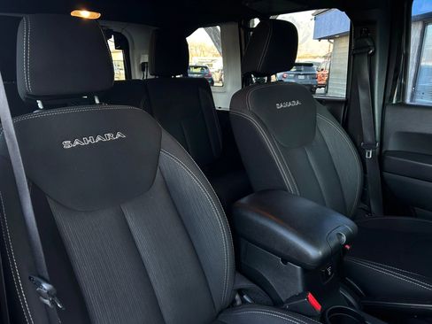 Used 2018 Jeep Wrangler Unlimited Sahara w/ Connectivity Group image 23