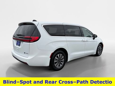 Used 2023 Chrysler Pacifica Touring-L image 5