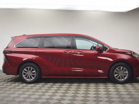 Used 2021 Toyota Sienna XLE image 12