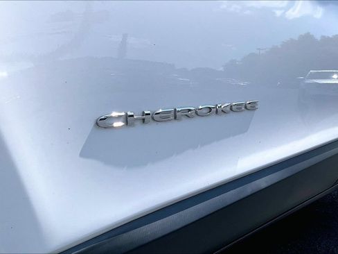 Used 2019 Jeep Cherokee Latitude w/ Popular Appearance Group FWD image 8