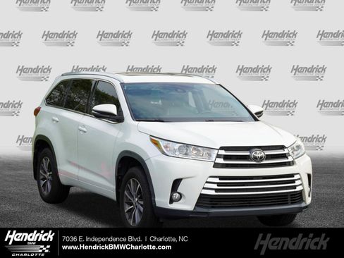 Used 2017 Toyota Highlander XLE AWD/4WD image 1