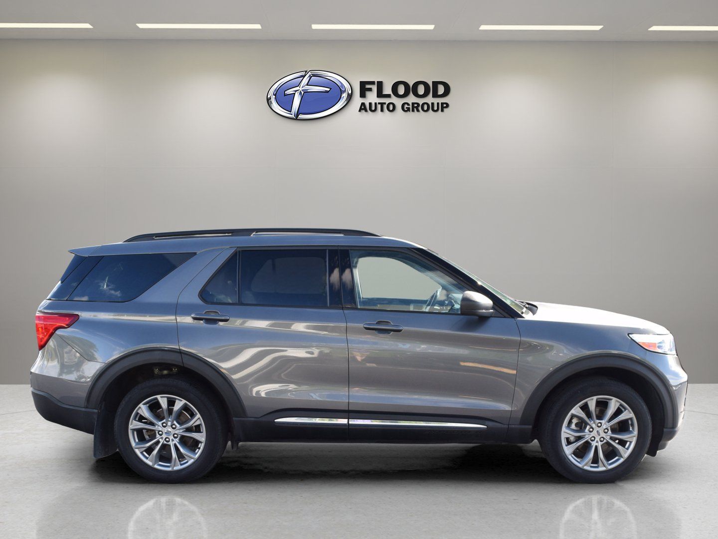 Used 2022 Ford Explorer XLT w/ Equipment Group 202A AWD/4WD image 3