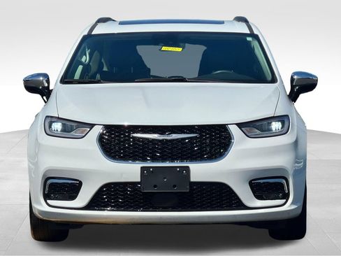 Used 2023 Chrysler Pacifica Limited FWD image 2