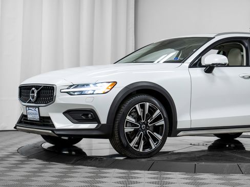 Used 2020 Volvo V60 T5 Cross Country image 25
