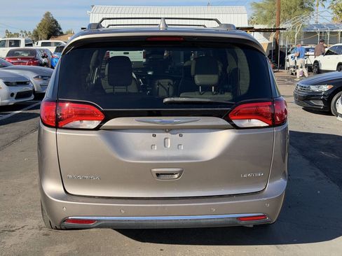 Used 2017 Chrysler Pacifica Limited image 6