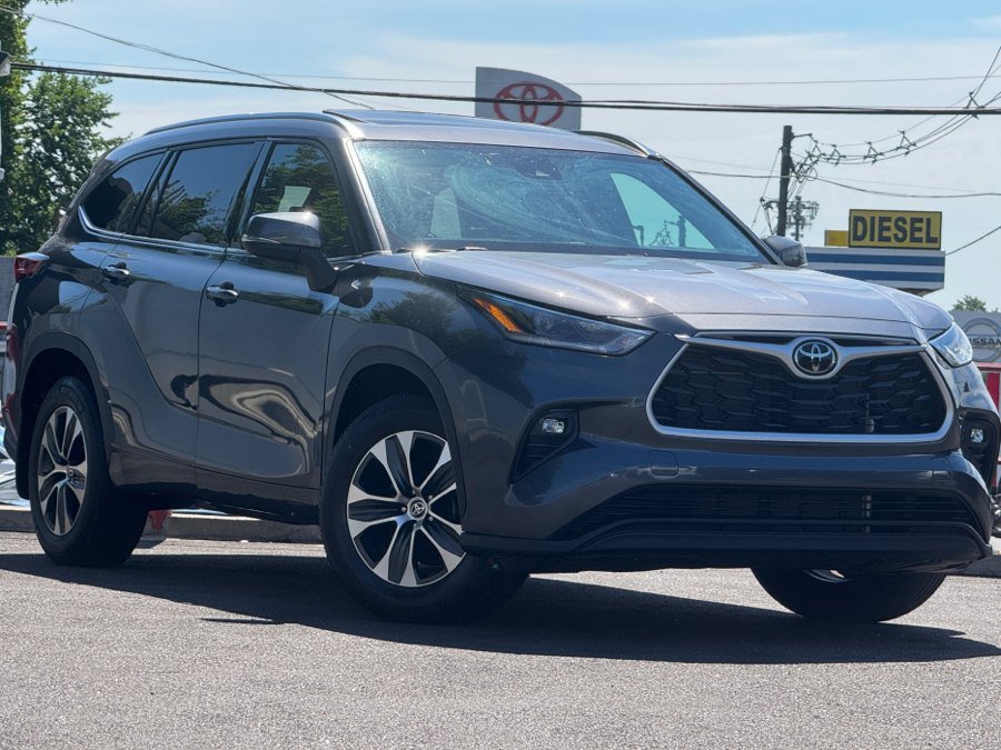 Used 2021 Toyota Highlander XLE AWD/4WD image 3