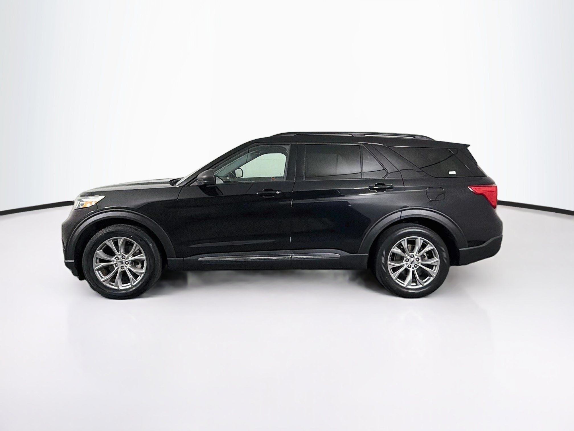 Used 2022 Ford Explorer XLT w/ Equipment Group 202A RWD image 4