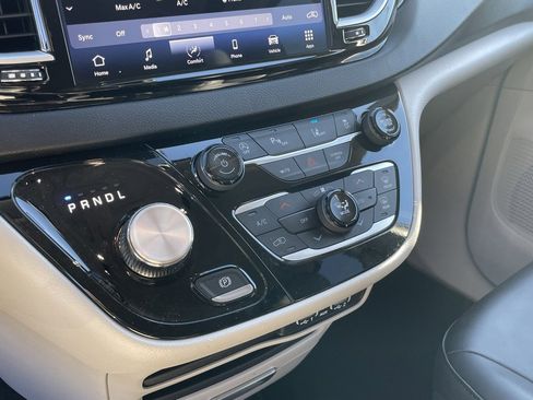 Used 2024 Chrysler Pacifica Touring-L image 15