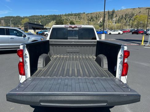 Used 2022 Chevrolet Silverado 1500 High Country w/ Technology Package AWD/4WD image 26