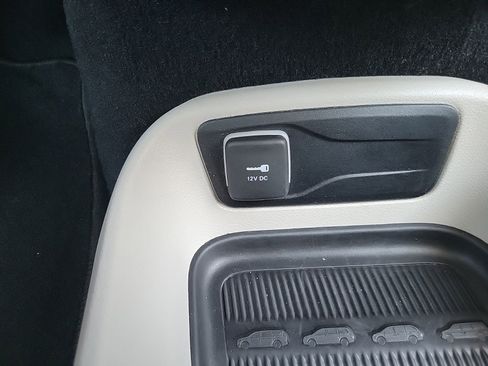 Used 2022 Chrysler Voyager LX FWD image 21