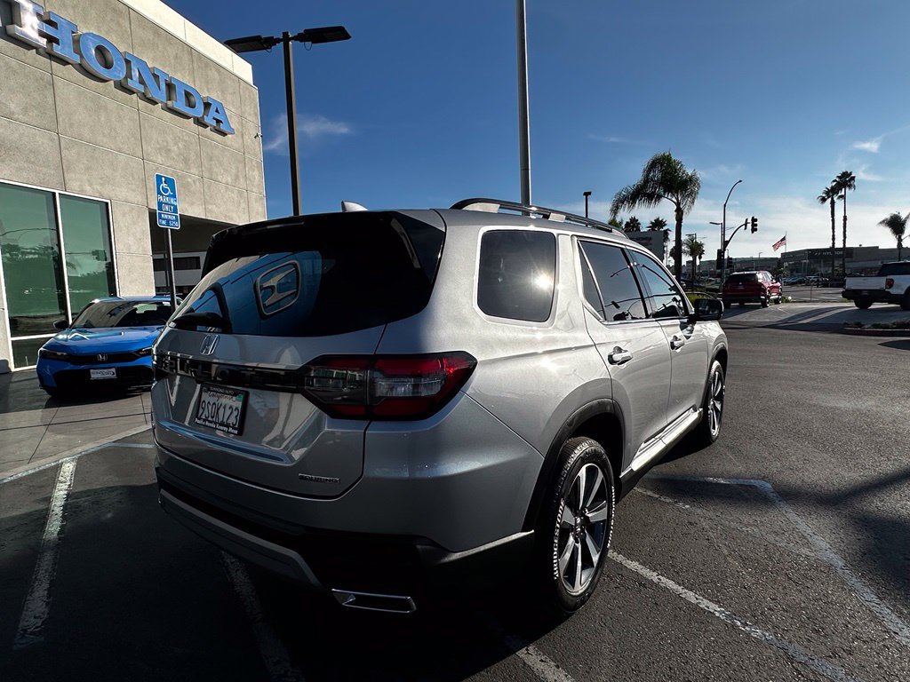 Used 2025 Honda Pilot Touring image 7