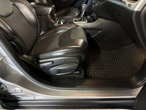 Used 2018 Jeep Cherokee Latitude Plus w/ Cold Weather Group image 52