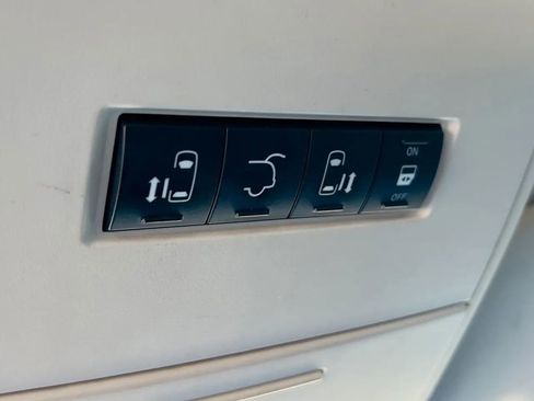Used 2014 Volkswagen Routan SE FWD image 33