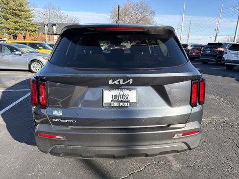 Used 2023 Kia Sorento LX image 3