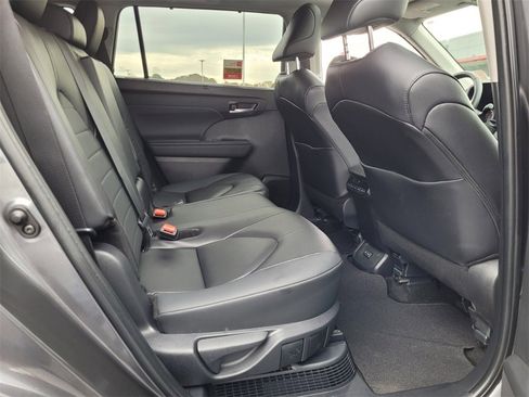 Certified 2025 Toyota Highlander XLE image 17