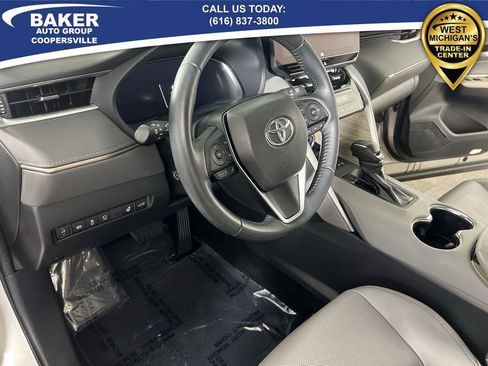 Used 2024 Toyota Venza Limited image 11
