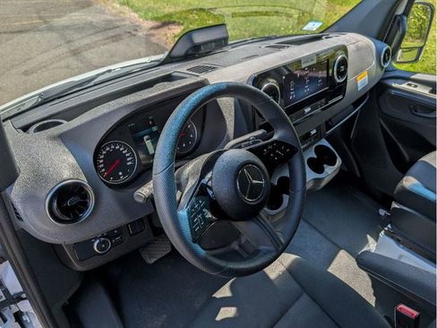 Used 2025 Mercedes-Benz Sprinter 2500 image 18
