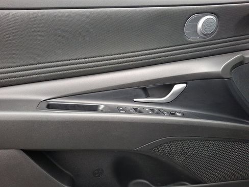 Used 2023 Hyundai Elantra Limited image 12