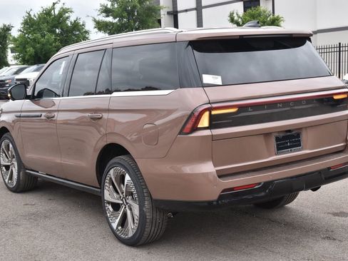 New 2026 Lincoln Navigator Black Label AWD/4WD image 9