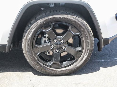 Used 2018 Jeep Grand Cherokee Laredo AWD/4WD image 13