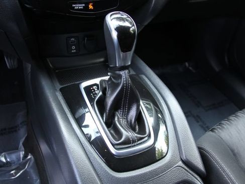 Used 2017 Nissan Rogue SV AWD/4WD image 28
