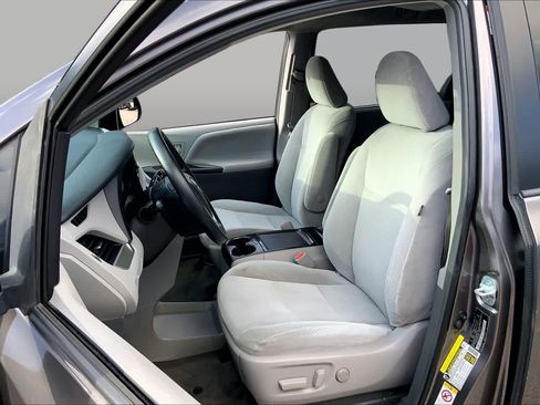 Used 2018 Toyota Sienna LE FWD image 8