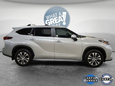 Used 2023 Toyota Highlander XLE image 2
