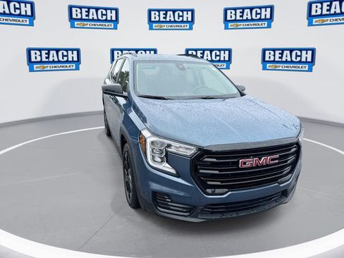 Used 2024 GMC Terrain SLE w/ Driver Convenience Package FWD image 2