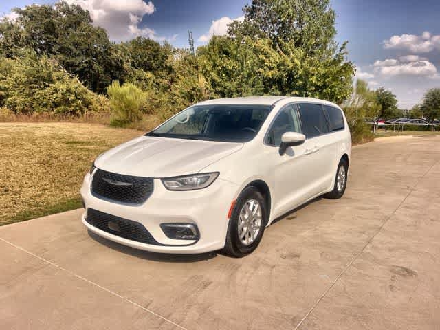 Used 2023 Chrysler Pacifica Touring-L FWD image 2