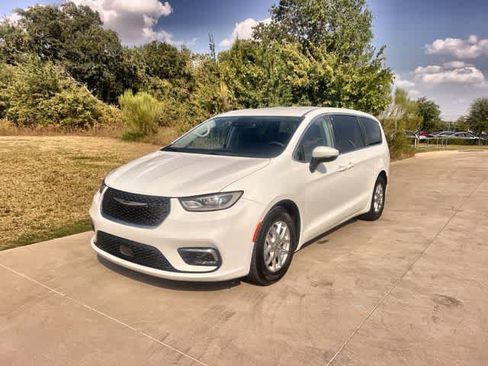 Used 2023 Chrysler Pacifica Touring-L FWD image 2