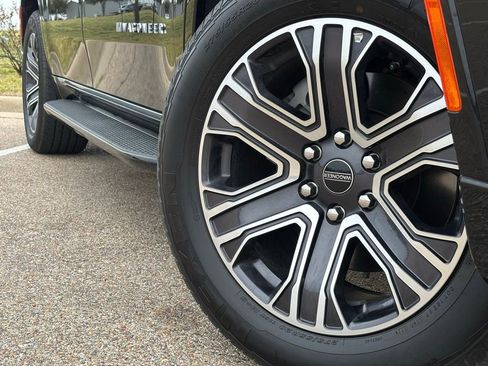 Used 2025 Jeep Wagoneer Series II w/ 8-Passenger Seating Package image 2