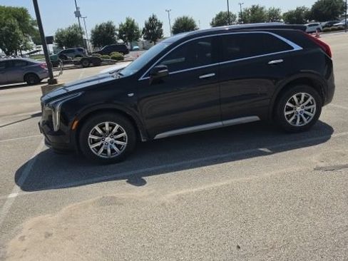 Used 2022 Cadillac XT4 Premium Luxury w/ Technology Package FWD image 4