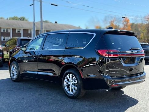 New 2026 Chrysler Pacifica Select image 4