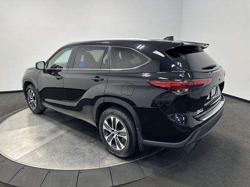 Used 2023 Toyota Highlander XLE AWD/4WD image 5