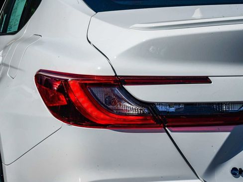 Used 2025 Toyota Camry SE image 9