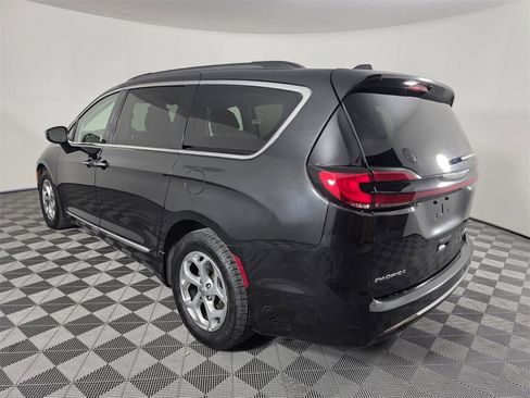 Used 2023 Chrysler Pacifica Limited image 7