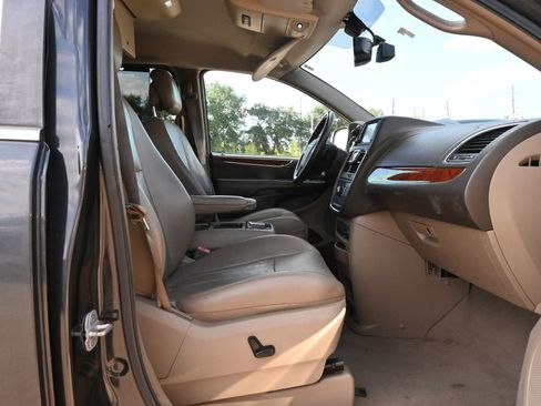 Used 2012 Chrysler Town & Country Touring-L w/ Entertainment Group #2 FWD image 25