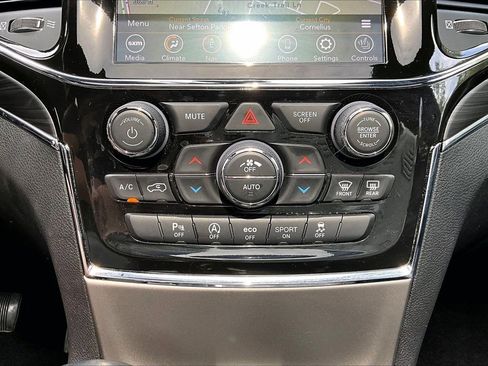 Certified 2022 Jeep Grand Cherokee Limited w/ Tech Group AWD/4WD image 19