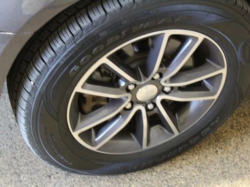 Used 2017 Dodge Grand Caravan SXT image 23