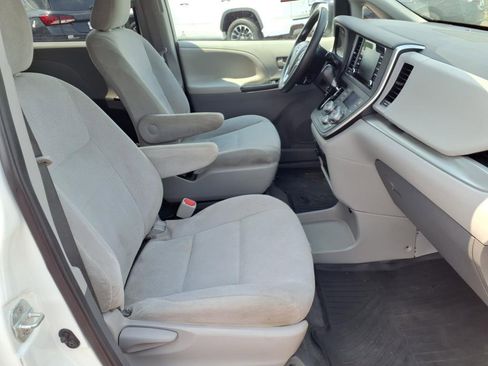 Used 2020 Toyota Sienna L image 29