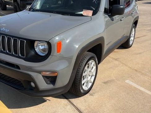 Used 2022 Jeep Renegade Latitude AWD/4WD image 1