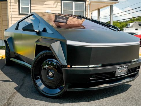 Used 2024 Tesla Cybertruck AWD Crew Cab image 3