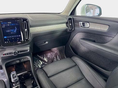 Used 2024 Volvo XC40 B5 Ultimate w/ Protection Package Premier image 27